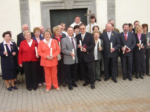 Jubilare 2008 vor der Kirche